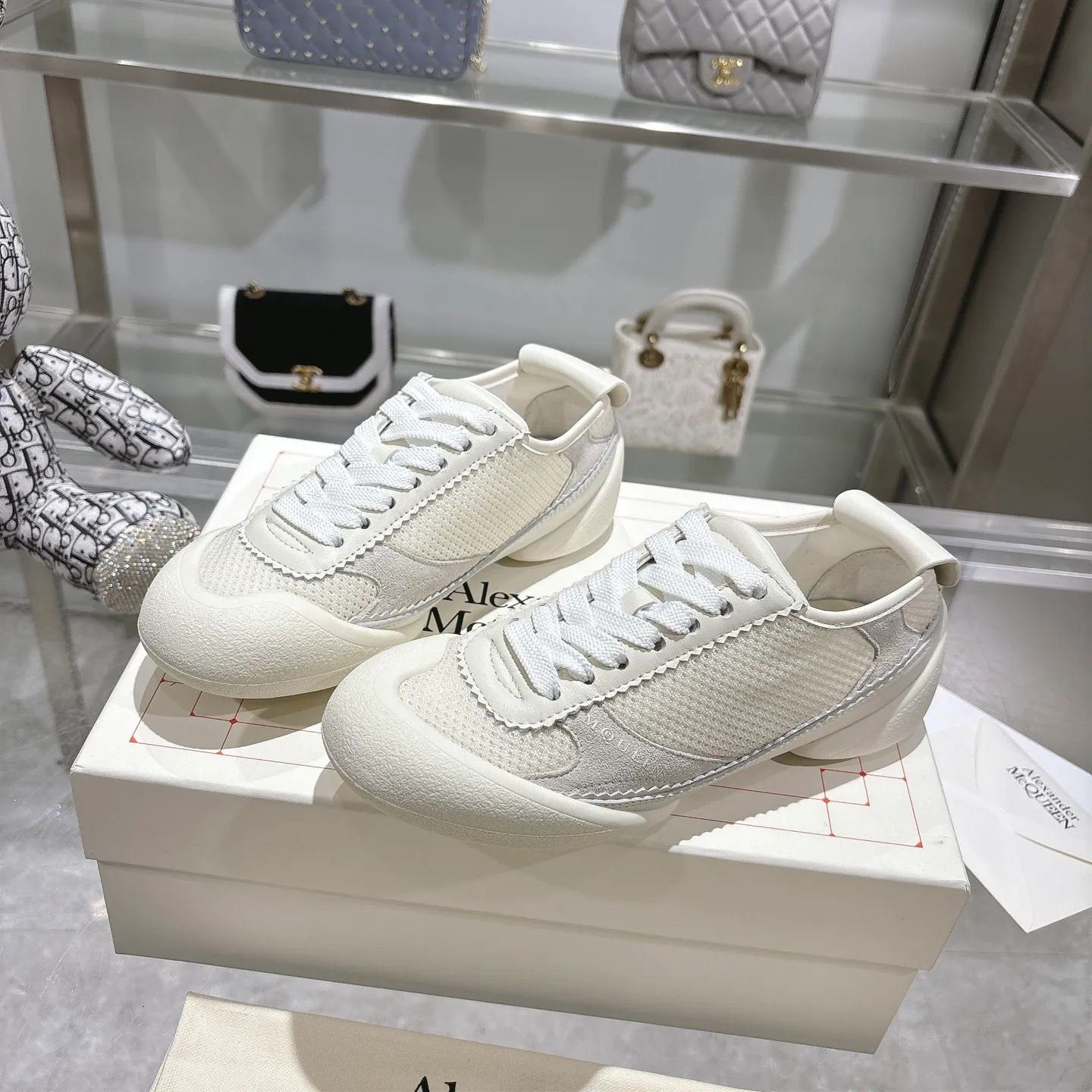 👟👟Ex-factory price 580👟👟 Men's size +10 2025 McQueen's new AIexanderMcQUEEN✅ The original quality has been certified! The original version is reproduced 1:1, and the latest products are available at the latest counters simultaneously. • McQueen logo • Round toe box • Lightweight segmented sole design, made of imported stretch breathable fabric + grained cowhide, soft inner lining and insole, comfortable for walking and not stuffy on the feet. Five colors: black and white • white • apricot • black brown • yellow Fabric: grained cowhide + stretch fabric + cow suede Insole: imported sheepskin Women’s model: 35–40 (40 for women is non-refundable) Men’s model: 40-45 (45 for men is non-refundable) Women’s model: (men’s model +10)